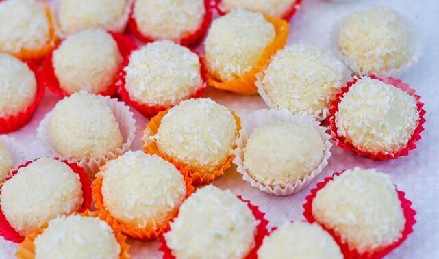 Home-cooked Raffaello - a permissible dessert on a low carb diet